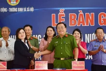 Hai đơn vị thực hiện nghi thức bàn giao chức năng quản lý nhà nước về cai nghiện và sau cai nghiện ma túy. (Ảnh: HOÀNG TRUNG)