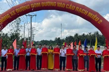 Đại biểu tham dự buổi Lễ thực hiện nghi thức cắt băng thông xe Dự án Đường gom đường vào cầu Rạch Miễu 2. (Ảnh: HOÀNG TRUNG)