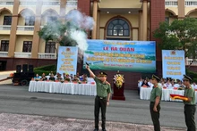 Đại tá Trương Sơn Lâm, Giám đốc Công an tỉnh Bến Tre bắn súng phát lệnh ra quân thực hiện cao điểm tấn công, trấn áp tội phạm.