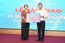 Đồng chí Lê Quốc Minh trao bảng tượng trưng hỗ trợ xây dựng 5 căn nhà mái ấm tình thương cho Hội Liên hiệp Phụ nữ tỉnh Bến Tre. (Ảnh: THẾ ANH)