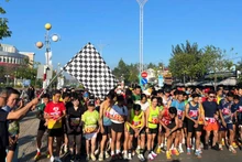 Các vận động viên xuất phát tại cự ly 5km tại giải Việt dã Báo Đồng Khởi năm 2025. (Ảnh: HOÀNG TRUNG)