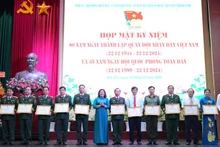 Đồng chí Hồ Thị Hoàng Yến, Quyền Bí thư Tỉnh ủy Bến tre trao bằng khen cho các tập thể có thành tích xuất sắc. (Ảnh: HOÀNG TRUNG)