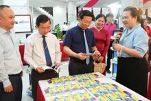 Lãnh đạo tham quan khu trưng bày tại Ngày Sách và Văn hóa đọc Việt Nam. (Ảnh: HOÀNG TRUNG).