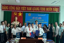 Hội Nông dân tỉnh Bến Tre và KienlongBank, Chi nhánh tỉnh Bến Tre ký kết chương trình phối hợp. (Ảnh: HOÀNG TRUNG)