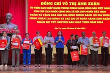 Phó Chủ tịch nước Võ Thị Ánh Xuân cũng lãnh đạo chính quyền địa phương tặng quà Tết tại tỉnh Bến Tre.