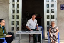 Gia đình bà Nguyễn Thị Sữa (phải) vui mừng khi được hỗ trợ xây dựng nhà Đại đoàn kết. (Ảnh: HOÀNG TRUNG)