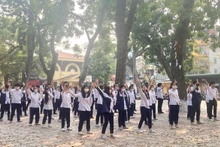 Học sinh tập thể dục giữa giờ, nâng cao sức khỏe.