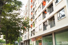 Một khu nhà ở xã hội trên địa bàn thành phố Hà Nội treo cờ mừng kỷ niệm 50 năm Ngày Giải phóng miền nam, thống nhất đất nước (30/4/1975-30/2025).
