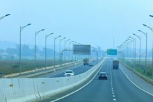 Phương tiện lưu thông trên 1 đoạn tuyến cao tốc bắc-nam. (Ảnh: TG)