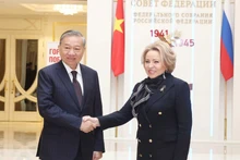 Chủ tịch Hội đồng Liên bang, Quốc hội Liên bang Nga Valentina Matviyenko đón Tổng Bí thư Tô Lâm. (Ảnh: Thống Nhất/TTXVN)