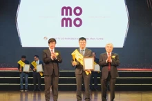 Đại diện MoMo nhận giải thưởng Top 10 Sao Khuê 2025 tại Lễ trao giải diễn ra sáng ngày 19/4.