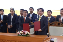 Chủ tịch Ủy ban nhân dân thành phố Huế Nguyễn Văn Phương và Tổng giám đốc Bưu điện Việt Nam Chu Quang Hào ký kết thỏa thuận hợp tác.