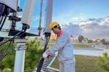 Kỹ thuật viên của Viettel lắp đặt trạm BTS 5G.