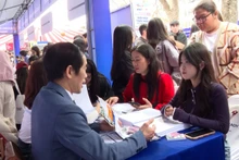 Thí sinh xin tư vấn chọn ngành tại khu vực trường Đại học Thương mại.