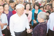 Tổng Bí thư Nguyễn Phú Trọng với nhân dân thôn Tháp Thượng, xã Song Phượng, huyện Đan Phượng (Hà Nội). Ảnh: TRÍ DŨNG (TTXVN)