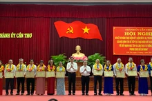 Lãnh đạo Thành ủy Cần Thơ trao bằng khen cho tập thể điển hình trong học tập và làm theo Bác.