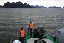 Các tàu của Vùng 1 Hải quân tiếp tục tìm kiếm thi thể ngư dân gặp nạn trên biển.