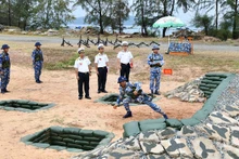 Kiểm tra công tác huấn luyện ném lựu đạn đối với chiến sĩ mới tại Tiểu đoàn 563.