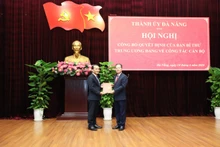 Thay mặt Ban Thường vụ Thành ủy, đồng chí Nguyễn Văn Quảng trao Quyết định Phó Bí thư Thường trực cho đồng chí Nguyễn Đình Vĩnh (trái).