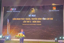 Đồng chí Lê Trường Giang, Giám đốc Đài Phát thanh-Truyền hình Lào Cai, Trưởng Ban Tổ chức liên hoan báo cáo và phát biểu ý kiến.