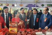 Gian hàng giới thiệu các đặc sản huyện Bảo Thắng (Lào Cai) tại một hội chợ thương mại.