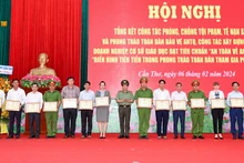 Lãnh đạo Công an thành phố Cần Thơ trao Bằng khen của Ủy ban nhân dân thành phố cho các tập thể tại hội nghị.