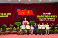 Lãnh đạo Thành ủy Cần Thơ trao Huy hiệu Đảng tặng 6 đồng chí cao niên tuổi Đảng.