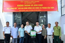 Lãnh đạo, chỉ huy Lữ đoàn 167 tặng quà cho gia đình đồng chí Thiếu tá Phùng Văn Thủy tại lễ bàn giao Nhà đồng đội.