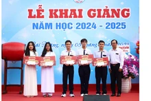 Trao học bổng tiếp sức đến trường cho học sinh Trường THPT chuyên Lý Tự Trọng.