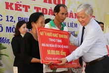 Đồng chí Đỗ Văn Chiến tặng Nhà đại đoàn kết cho hộ nghèo tại Ngày hội Đại đoàn kết toàn dân tộc tại Cần Thơ.