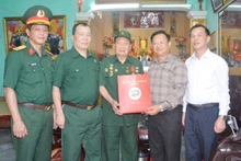 Đồng chí Giàng Seo Vần, Chủ tịch Ủy ban Mặt trận Tổ quốc Việt Nam tỉnh Lào Cai, cùng Đoàn công tác tặng quà cho cụ ông Nguyễn Công Sứ, Tổ dân phố Phú Cường, Phố Lu, Bảo Thắng (Lào Cai).