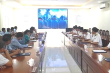 Đại biểu tham gia Hội nghị xem phim báo cáo kết quả hoạt động phối hợp tuyên truyền biển đảo của Lữ đoàn 167 Hải quân.