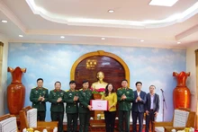 Đồng chí Giàng Thị Dung, Phó Chủ tịch Ủy ban nhân dân tỉnh Lào Cai tặng quà cho cán bộ, chiến sĩ Sư đoàn 316.