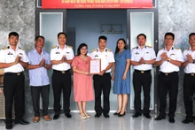 Vùng 5 Hải quân và lãnh đạo địa phương chứng kiến lễ bàn giao “Nhà đồng đội” cho gia đình Thượng úy quân nhân chuyên nghiệp Đoàn Xuân Cường.