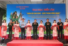 Cắt băng khai mạc Triển lãm "Quân đội Anh hùng-Quốc phòng vững mạnh tại Bảo tàng Quân khu 5.