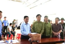 Đồng chí Trần Cẩm Tú, Ủy viên Bộ Chính trị, Chủ nhiệm Ủy ban Kiểm tra Trung ương thăm và tặng quà bà con thôn Làng Nủ, huyện Bảo Yên, Lào Cai, sáng 12/9.