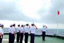 Thiêng liêng buổi chào cờ của cán bộ, chiến sĩ Nhà giàn DK1 nơi tuyến đầu của Tổ quốc.