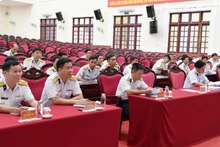 Cán bộ, sĩ quan các cơ quan, đơn vị và đội ngũ cán bộ tàu thuộc Lữ đoàn 127, Lữ đoàn 175 tham dự lớp tập huấn.