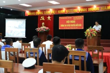Báo cáo viên của Vùng 3 Hải quân thông tin, tuyên truyền về tình hình biển, đảo hiện nay.