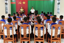 Chiến sĩ mới nghe chỉ huy đơn vị quán triệt các quy định của quân đội.