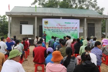 Người dân thôn Xóm Hạ, xã Xuân Hòa, huyện Bảo Yên (Lào Cai) nhận phân bón và ngô giống từ nhà tài trợ.