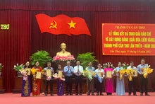Ban tổ chức trao giải B cho các tác giả đạt giải.