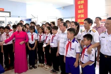 Lãnh đạo địa phương, cơ quan, đơn vị và các em học sinh huyện Năm Căn, tỉnh Cà Mau tham quan tại triển lãm.