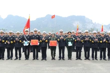 Phó Đô đốc Trần Thanh Nghiêm tặng quà động viên các khối Hải quân tham gia diễu binh, diễu hành Kỷ niệm 50 năm Giải phóng miền nam thống nhất đất nước.