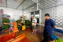 Công an tỉnh Lào Cai khám xét khẩn cấp nơi ở của Ngô Tiến Thảo. (Ảnh: QUỲNH TRANG)