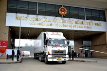 Từ ngày 1/11, thực hiện vận chuyển hàng hóa 2 chiều trên 1 phương tiện thông quan, tại cặp cửa khẩu Kim Thành (Việt Nam)-Bắc Sơn (Trung Quốc). (Ảnh: QUỐC HỒNG)