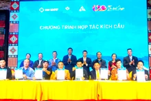 Các doanh nghiệp du lịch ký kết ưu đãi, giảm giá nhằm kích cầu du lịch Sa Pa trong năm 2023. (Ảnh: QUỐC HỒNG)