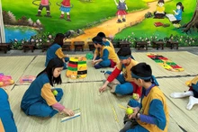 Học sinh Trường tiểu học Tràng An (Hoàn Kiếm, Hà Nội) chơi trò chơi dân gian. 