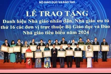 Bộ trưởng Bộ Giáo dục và Đào tạo Nguyễn Kim Sơn và các Nhà giáo Nhân dân năm 2024. 