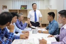 Giáo sư, Tiến sĩ khoa học Nguyễn Đình Đức (đứng giữa), Trường đại học Công nghệ (Đại học Quốc gia Hà Nội) làm việc với học viên sau đại học của Trường đại học Việt Nhật, Đại học Quốc gia Hà Nội.